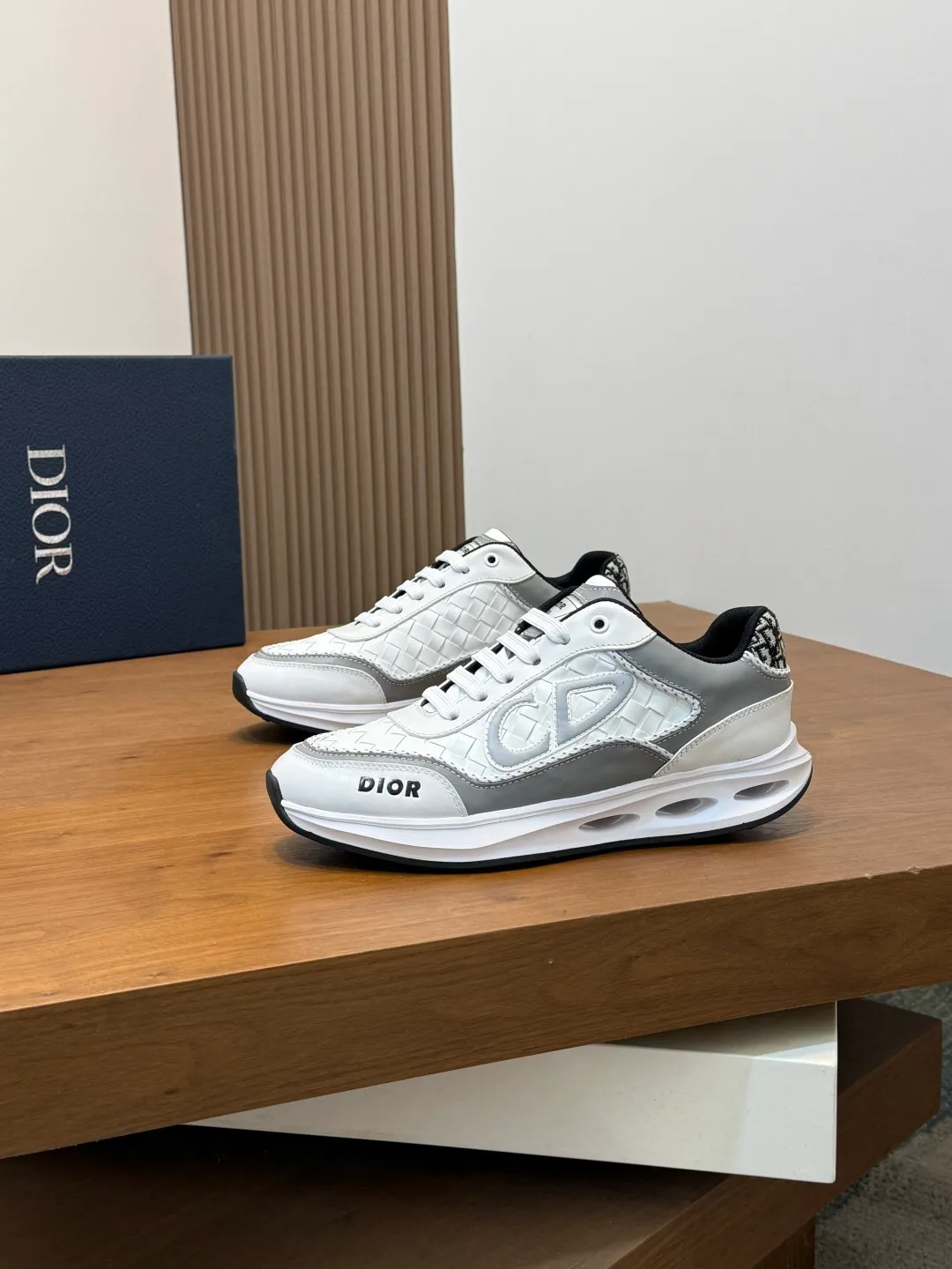 💰800 Dior's latest men's fashion sneakers. This item draws inspiration from retro jogging shoes. Featuring a thick, low-top design, it features a mesh fabric upper and an ultra-light rubber foam sole. The side is decorated with an embossed "Di~r" logo. Code number: 39-44 (order 38, 45, 46)